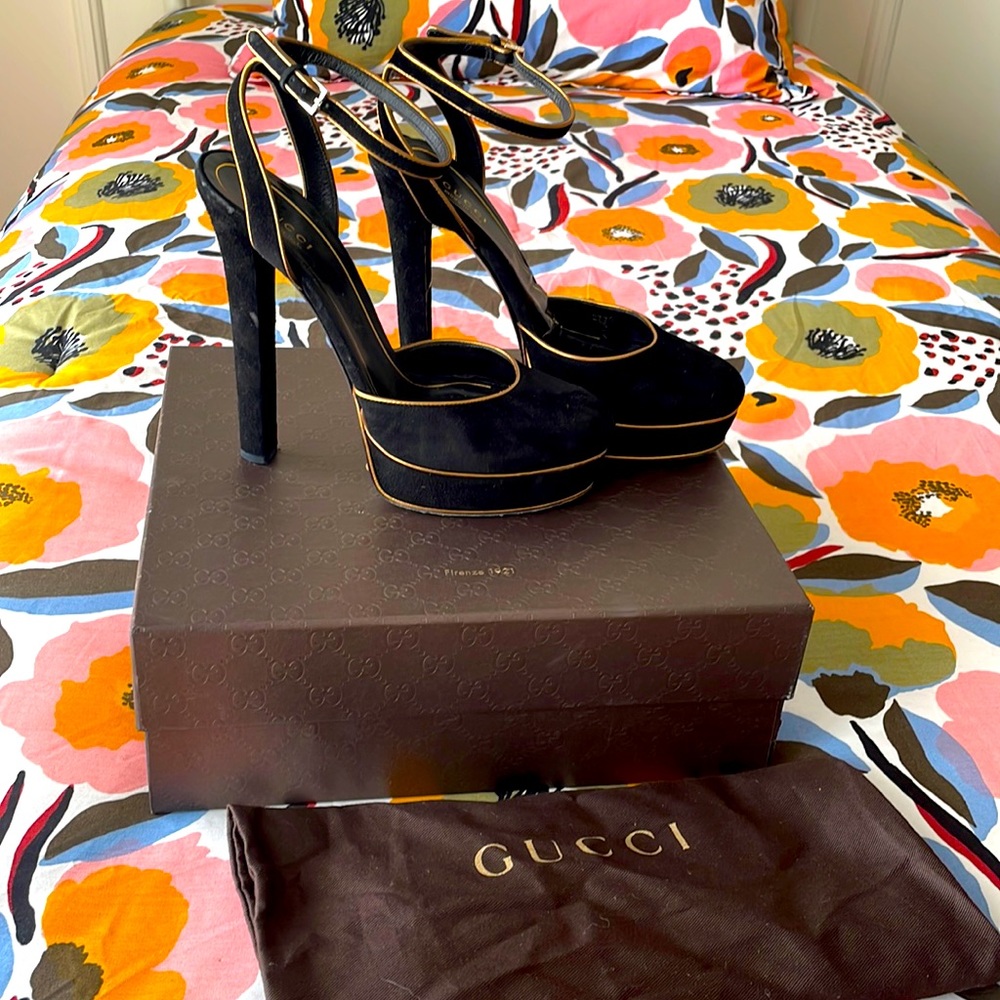 EUC GUCCI Black Suede Platform Pumps w/ Gold Piping! EU Sz 38.